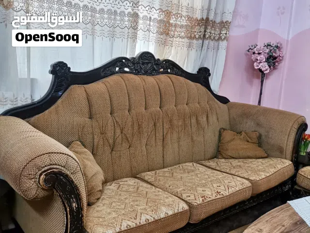 طقم كنب لون عسلي + سجادة ايراني3*4+  بردايتين قابل للبيع على 165 للطقم فقط