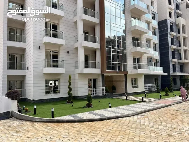لسرعة البيع شقه 132م دور متكرر مطلوب 427,000 لوكيشن مميز بكمبوند سراي بالقاهره الجديده