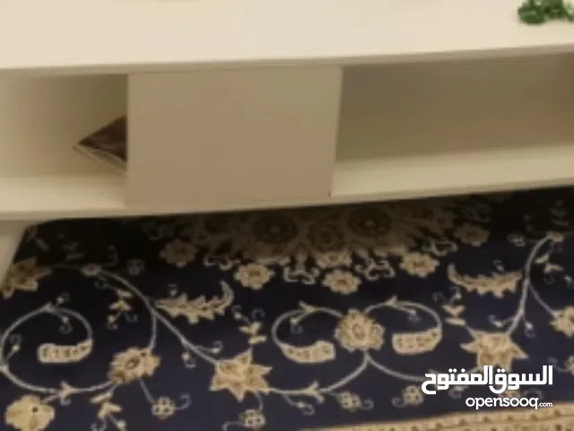 للبيع طاولة وسط بيضاء جديده و ممتازة بتصميم خزانه مفتوحه