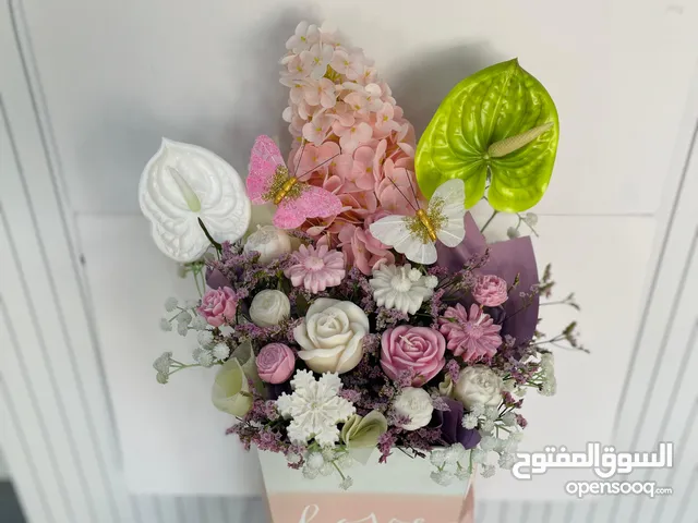 ورد من الشموع المعطرا ولورد الطبيعي باقة فخمة و بوكسات بتشكيلا واسعة و شوكلا و عطور