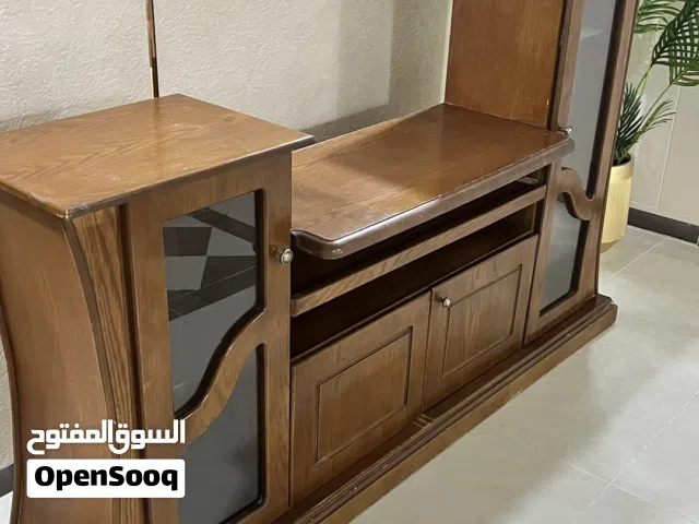 طاولة شاشة زجاج اسود  وخزانة تلفزيون خشب