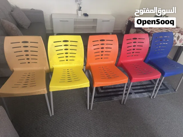 5 كراسي بألوان مختلفة -