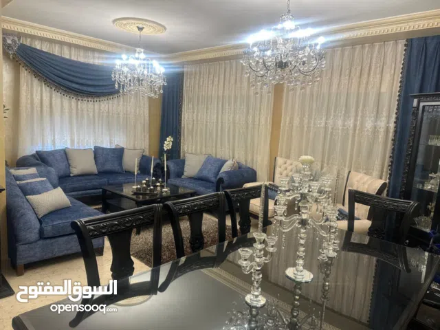 غرفة سفره وتوابعها للبيع من طاولة وكراسي ودنسوار وفضيه وطاولة وسط وجانبيات مع الكنب بحالة ممتازه جدا