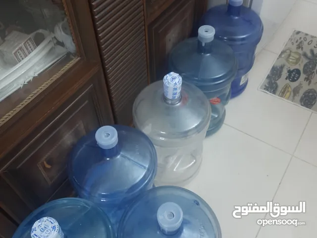 قوارير ماء تتسع عشىين كيلو من الماء تقريبا