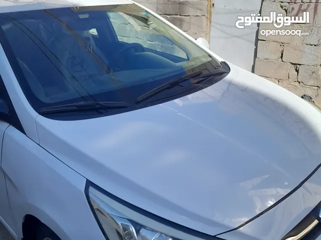 سيارة صالون بيضاء هونداي اكسنت موديل 2016 محرك 1600 خليجي رقم بغداد مشروع وطني سنوية لغاية 2027