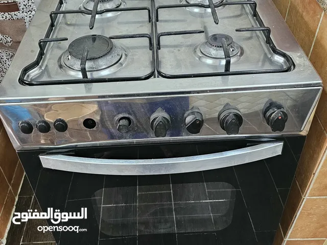 طباخة × 4 شغالة وامورها طيبة والفرن أمورة طيبه بعد