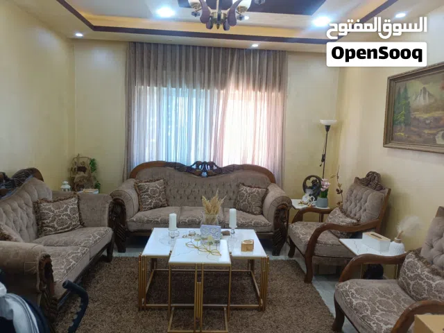 طقم كنب مع طاولة وسط و4 جانبيات ممتاز للبيع