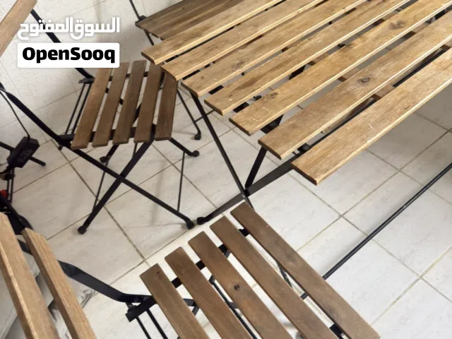طاولة ايكيا تارنو (TÄRNÖ) هي طاولة خارجية قابلة للطي واقتصادية، مع اربع كراسي بنفس مواصفات الخشب وال