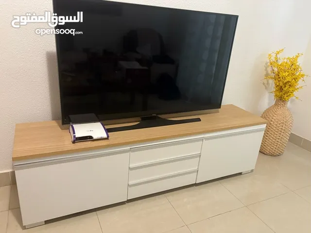 طاولة تلفزيون مع سطح خشبي من إيكيا شبه جديدية