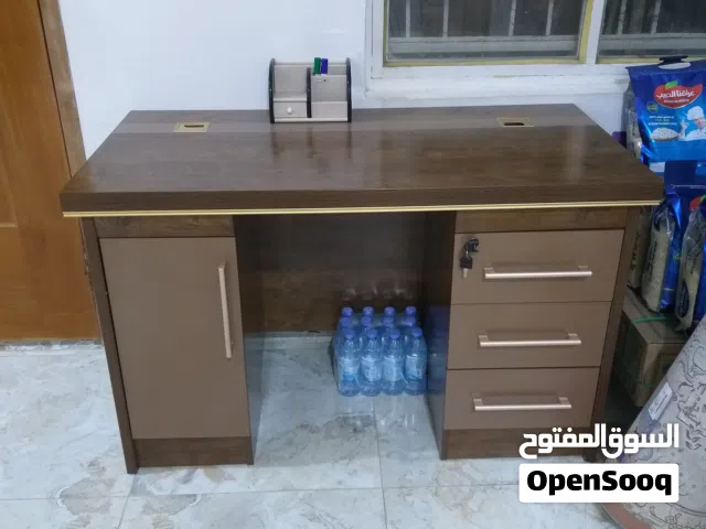 ميز مكتب نظيف جدا
