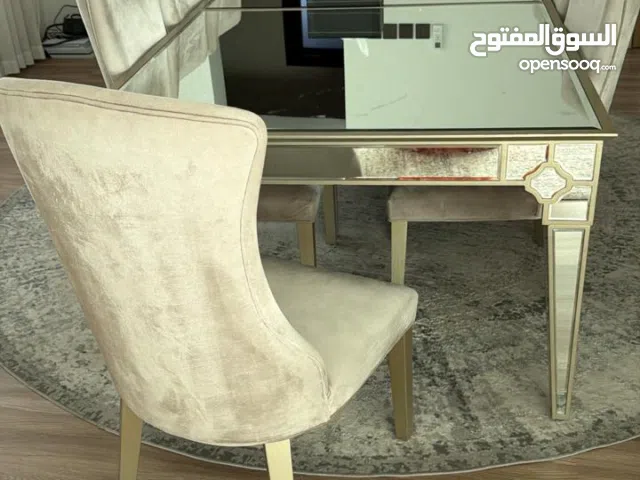 طاولة سفره جيده مع 8 كراسي مخمل جيده للبيع بعجمان مطلوب 1200 درهم السعر الاصلي 7500 البيع بداعي لسفر