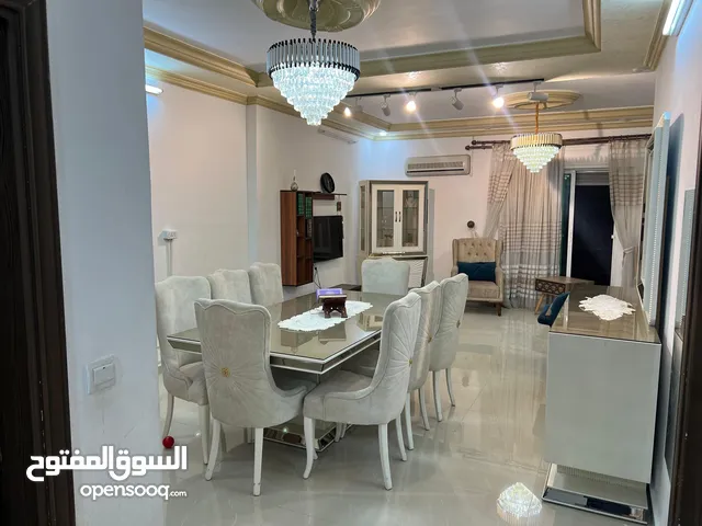 طاولة 3 قطع مع سفرة 8 كراسي للبيع شبه وكاله الطاولة فخمة لأصحاب الذوق الرفيع اشتريتها قبل سنه