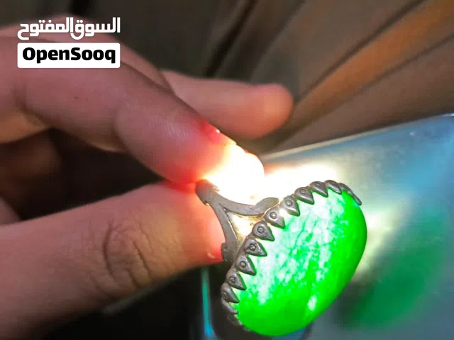 السلام عليكم..محبس مختوم 925 وثقيل  ومصيوغة بأسم الصايغ ارباب... حجرة مرتبة لونه مرتب.شوفة العين..