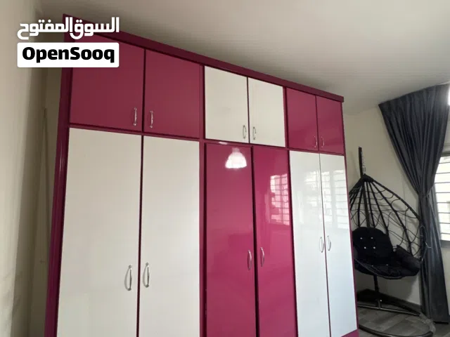 غرفة نوم للبنات تخت مفرد + تخت مفرد و نص + +مكتب للدراسة + كومدينا + خزانة كبيرة + مراي بيرو