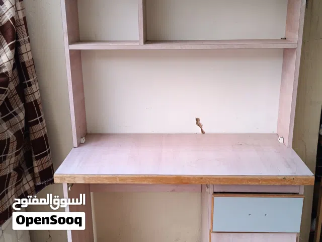 مكتب دراسي مستعمل مع مكتبة ورفوف علوية