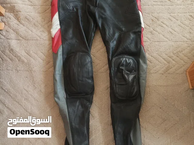 Type de vêtement : Il s'agit d'une combinaison de moto en cuir de style rétro, composée d'une veste