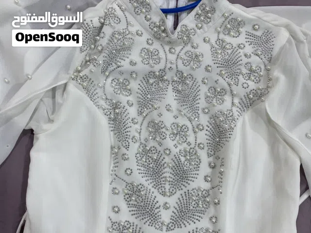 فستان محجبات  ابيض  مستعمل ملبوس فقط ساعتين يلبس وزن 60