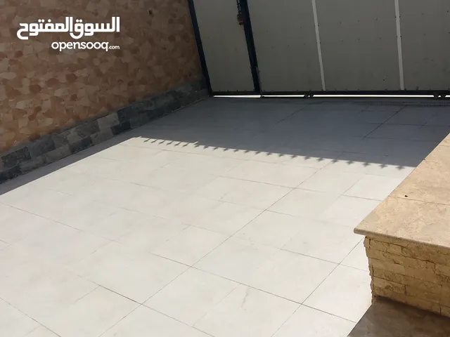 يتوفر بيت للايجار كبير كامل بناء درجه اولى مرمر ديكورات مغربيه حديثه