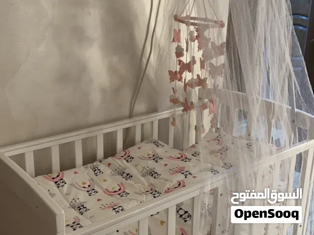 سرير أطفال نظيف