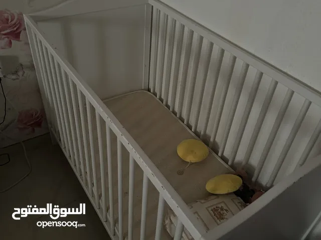 للبيع سرير أطفال من ايكيا