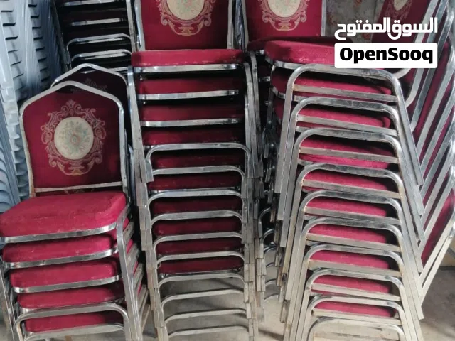 كراسي كروم متوسطة الجودة عدد90  كرسي تقريبا وصوبة للخيم عدد 2 للبيع