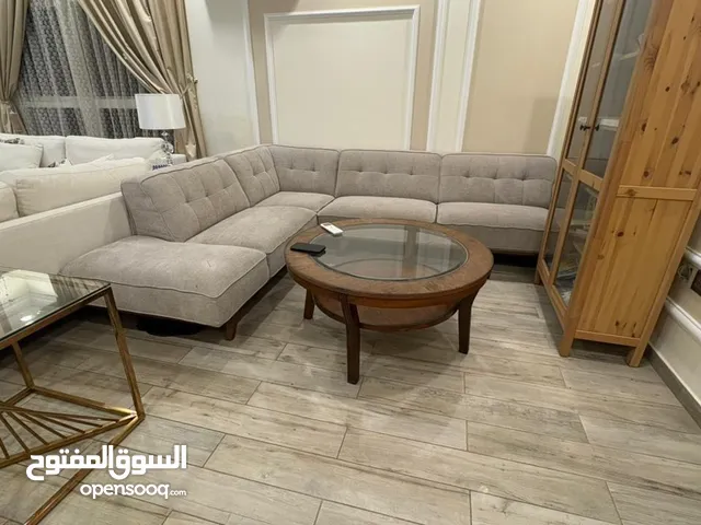 غرفة جلوس مع طاولات