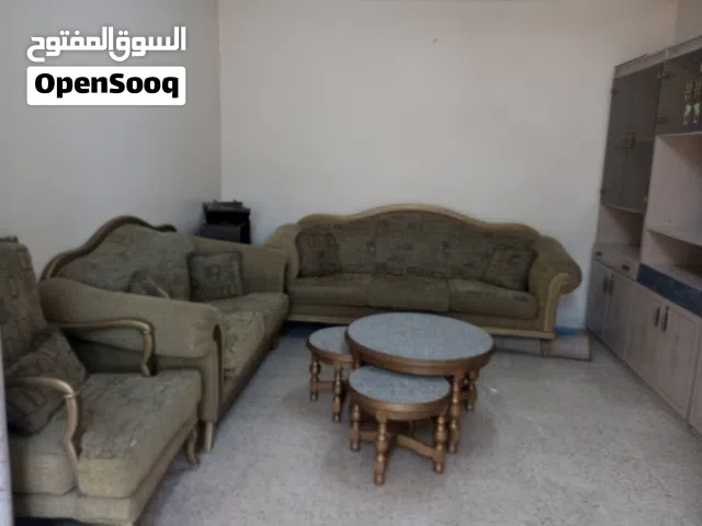 كنب مستعمل في حاله جيده جدا لون زيتي غامق مع 4 طرابيزات واحده كبيرة و ثلاث صغار في حاله ممتازه جدا