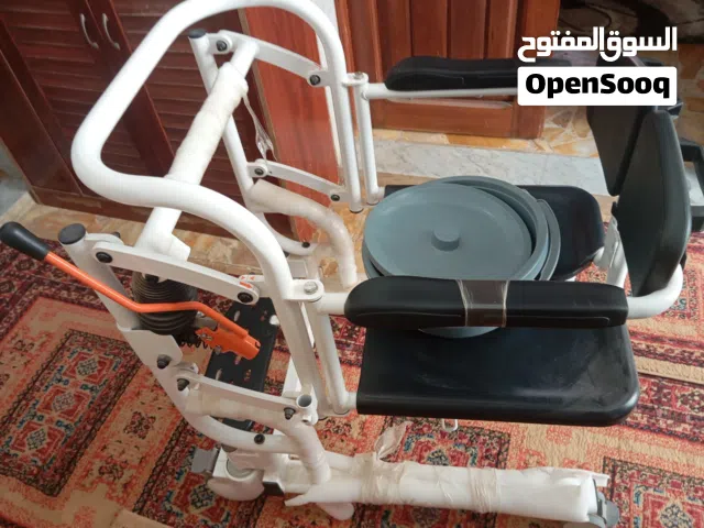 كرسي حمام لدوي الاحتياجات الخاصه
