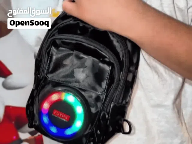حقيبة عصرية مع مكبر صوت بلوتوث مدمج وإضاءة RGB.