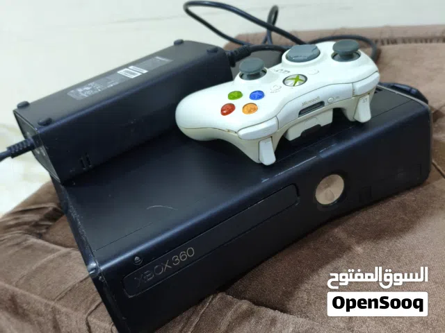 X BOX 360 مستعمل بس حيل نظيف بعده بل لاصق ماله يحتوي على هارد العاب حديثة عددها 32