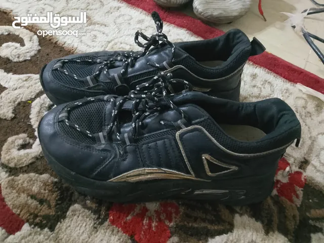 جزمه اسود فى حاله ممتازه