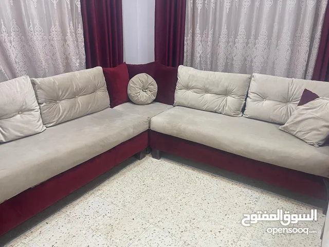 طقم كورنر مستعمل تفصيل و ليس تجاري لون خمري و بيج و الطقم بحالة جيدة الطقم سبع مقاعد