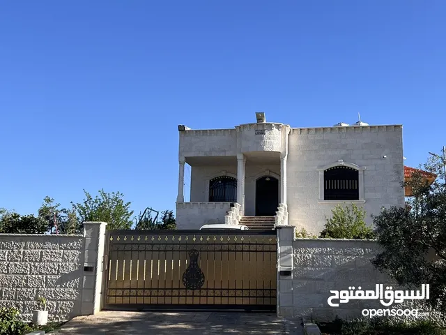منزل شبه فيلا للبيع بناء جديد بتصميم هندسي مشجر بمنطقه مميزه