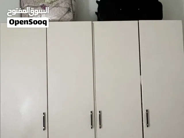 دولاب بيج للبيع وتسريحه وطواله جانبيه ودولاب مفتوح لون احمر للبيع