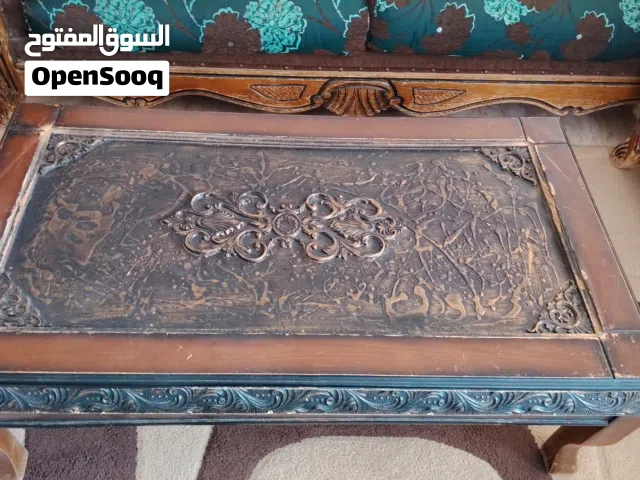 طقم كنب 7 مقاعد مع الطربيزات بحالة جيدة