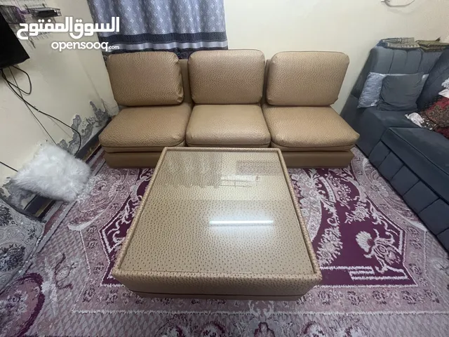 4 حبات كنبه و 4 طاولات كباره و في قمة النظافه