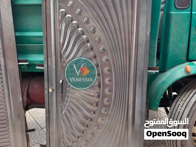 باب من صفيح معدني