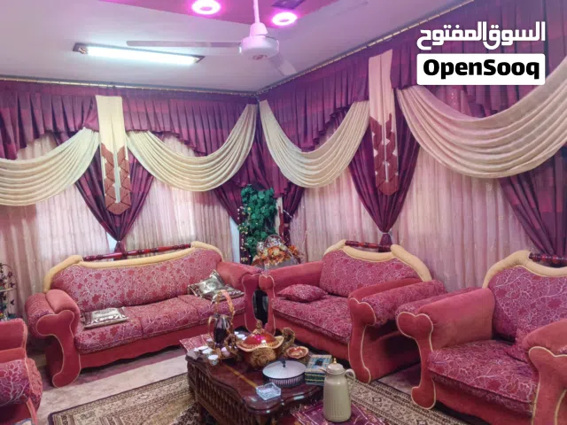 طقم كنب مع البرادي 3 طبقات للبيع  الكنب نظيف ولا شخط بس بحاجة إلى تنجيد خفيف   بسعر ممتاز بس 150 دين