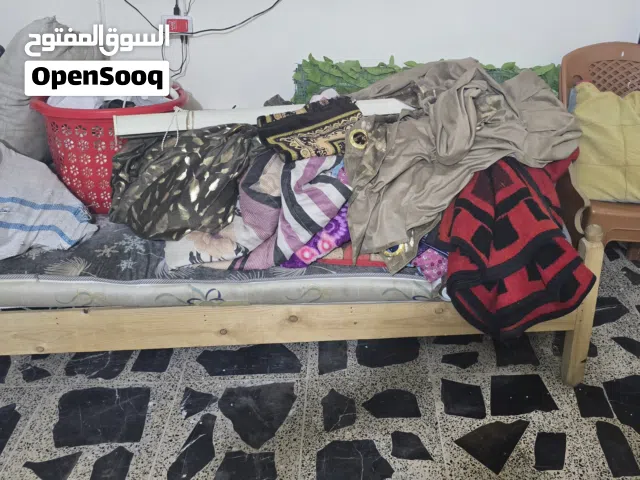 اغراض منوعه للبيع سرير. مع دوشك مع نواعم بردات ونواعم مطبخ +برده سحب