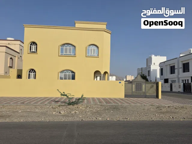 فرصة عقارية استثنائية: مجمع سكني استثماري فاخر للبيع ( فيلا + 3 شقق ) العامرات الرابعة