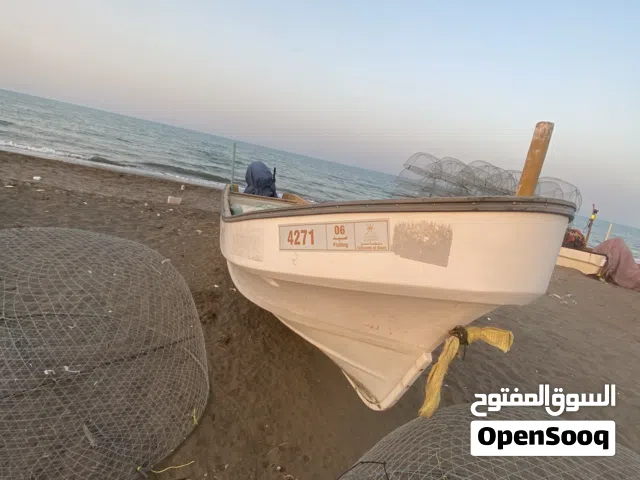 قارب صيد 25قدم قارب ممتاز ونضيف وفوق الممتاز موجوده فيه ملكيه