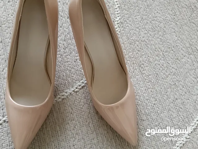 كندرة كعب 7 سم بيج جديدة