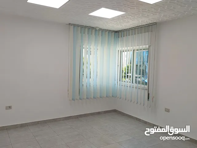 مكتب محدث طابق اول للبيع بمنطقة مميزة يمكن توسعة المكتب ليصبح 246 متر