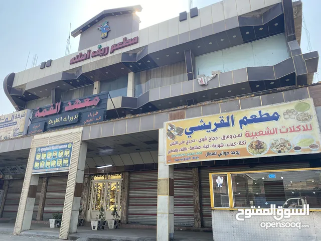 بناية تجارية في منطقة العبيدي على الشارع العام