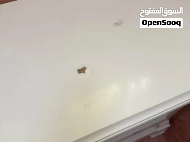 طاولتين تنحط بين السرير وحجموا كبير مو صغير وفي خدوش