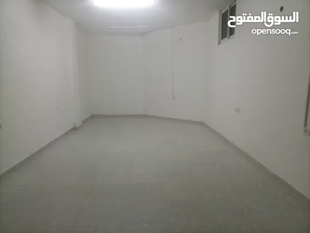 مخازن مستقلة قريبة من الشارع الرئيسي _ سردا