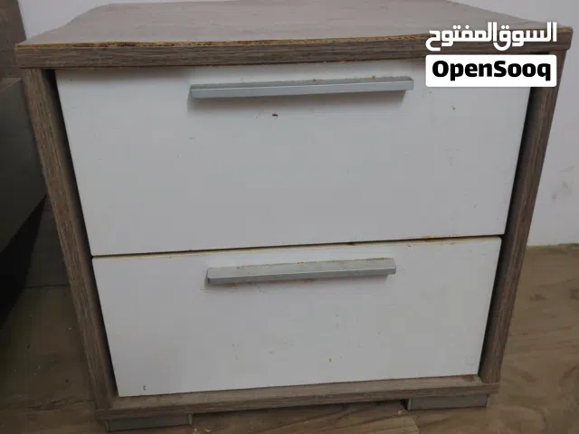 سرير مساحة 180سم مع طاولة جانبية للبيع من هوم بوكس
