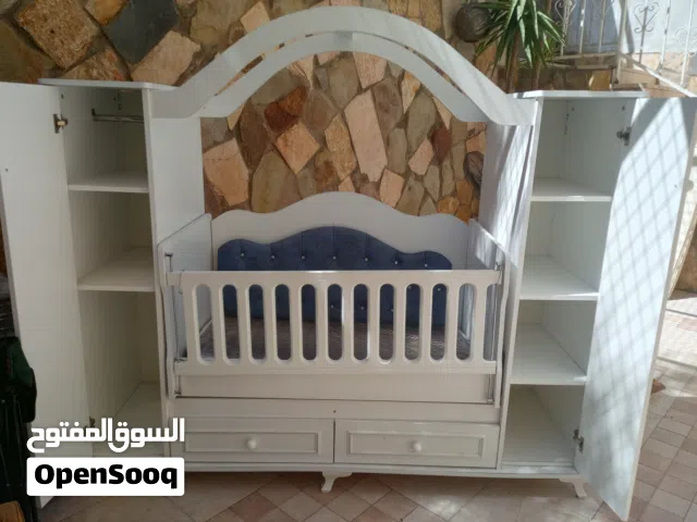 سرير اطفال واحد في حالة ممتازة جدا جدا للبيع بسعر مغري جدا خشب لاتيه جررارين مع ارفوف علي الجنبين وا