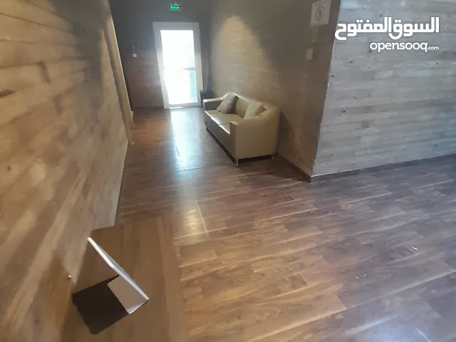 للايجار شقه استثماري النشاط عيادة او صالون او مخازن