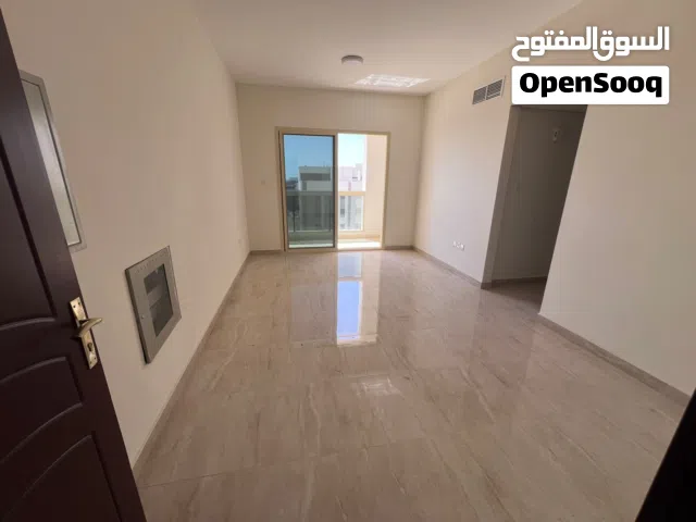 شقه غرفه وصاله اول ساكن مع باركن خاص داخل البنايه و شهر مجانا